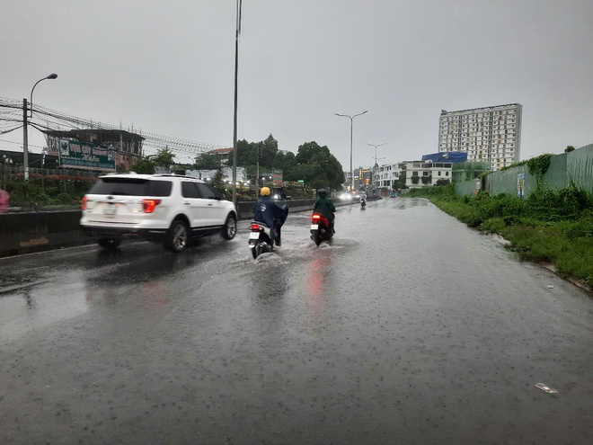 Giờ tan tầm, TP HCM hứng trọn combo: Mưa lớn, đường ngập, kẹt xe - Ảnh 12.