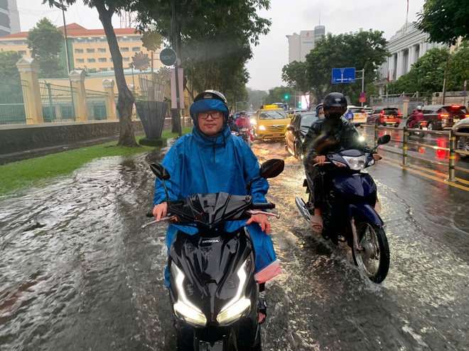 Giờ tan tầm, TP HCM hứng trọn combo: Mưa lớn, đường ngập, kẹt xe - Ảnh 1.