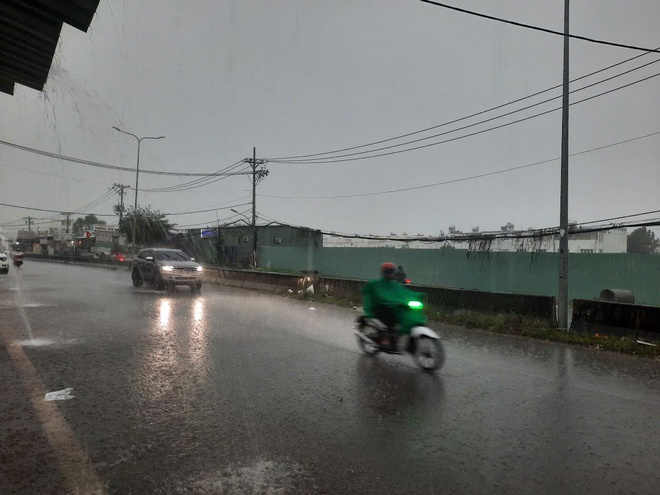 Giờ tan tầm, TP HCM hứng trọn combo: Mưa lớn, đường ngập, kẹt xe - Ảnh 11.