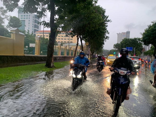 Giờ tan tầm, TP HCM hứng trọn combo: Mưa lớn, đường ngập, kẹt xe - Ảnh 2.