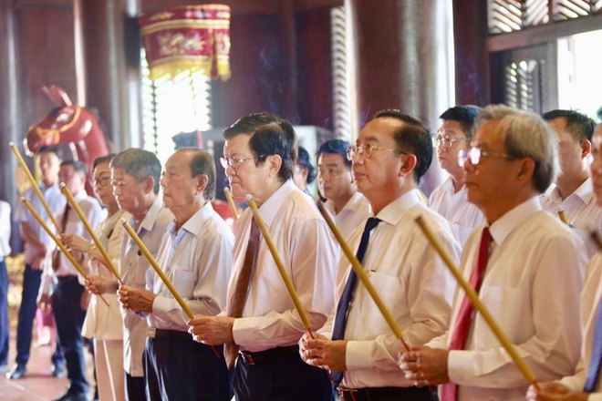Nguyên Chủ tịch nước Trương Tấn Sang dâng hương Đức Lễ Thành hầu Nguyễn Hữu Cảnh - Ảnh 6.