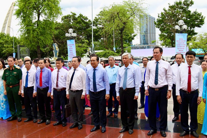 Đại lễ 50 năm ngày thống nhất đất nước: TP HCM khẳng định vị thế đầu tàu cả nước- Ảnh 2. Đại lễ 50 năm ngày thống nhất đất nước: TP HCM khẳng định vị thế đầu tàu cả nước- Ảnh 2.