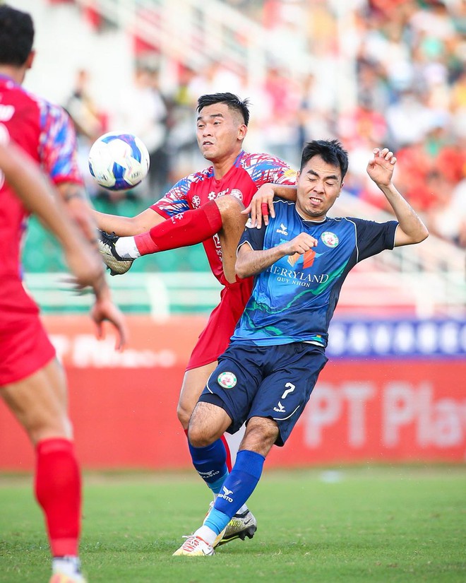 Thắng vất vả trên sân nhà, CLB TP HCM trụ hạng V-League thành công - Ảnh 1.