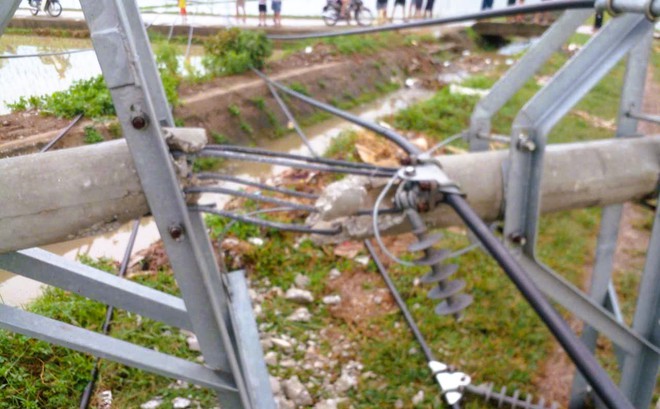 Cột điện đường dây 22 kV gãy đổ như "ngả rạ" sau mưa dông ở Thanh Hóa- Ảnh 2. Cột điện đường dây 22 kV gãy đổ như "ngả rạ" sau mưa dông ở Thanh Hóa- Ảnh 2.
