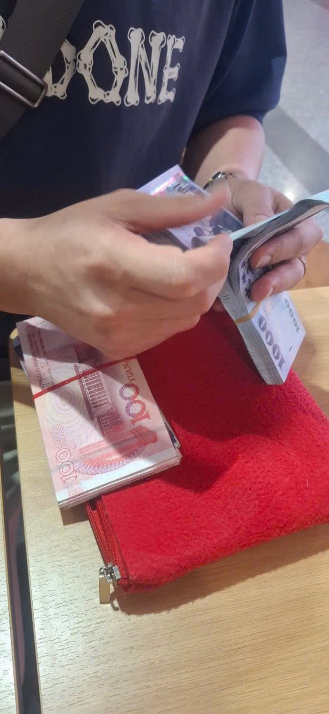 Hành trình của chiếc ba lô đựng gần 100.000 nhân dân tệ trong đêm ở Nội Bài - Ảnh 2.