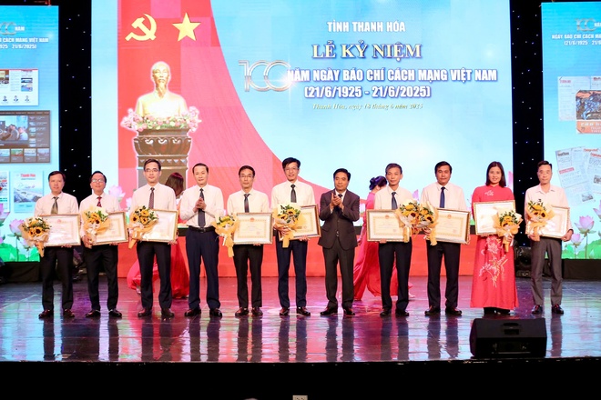 Tôn vinh các nhà báo nhân kỷ niệm 100 năm ngày Báo chí Cách mạng Việt Nam- Ảnh 5. Tôn vinh các nhà báo nhân kỷ niệm 100 năm ngày Báo chí Cách mạng Việt Nam- Ảnh 5.