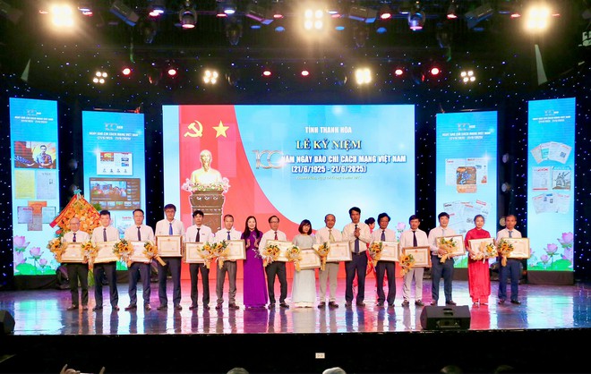 Tôn vinh các nhà báo nhân kỷ niệm 100 năm ngày Báo chí Cách mạng Việt Nam- Ảnh 4. Tôn vinh các nhà báo nhân kỷ niệm 100 năm ngày Báo chí Cách mạng Việt Nam- Ảnh 4.