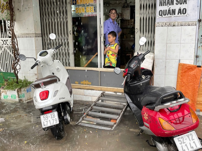TP HCM mưa lớn kéo dài, người dân vất vả vì nhiều nơi ngập sâu- Ảnh 6. TP HCM mưa lớn kéo dài, người dân vất vả vì nhiều nơi ngập sâu- Ảnh 6.