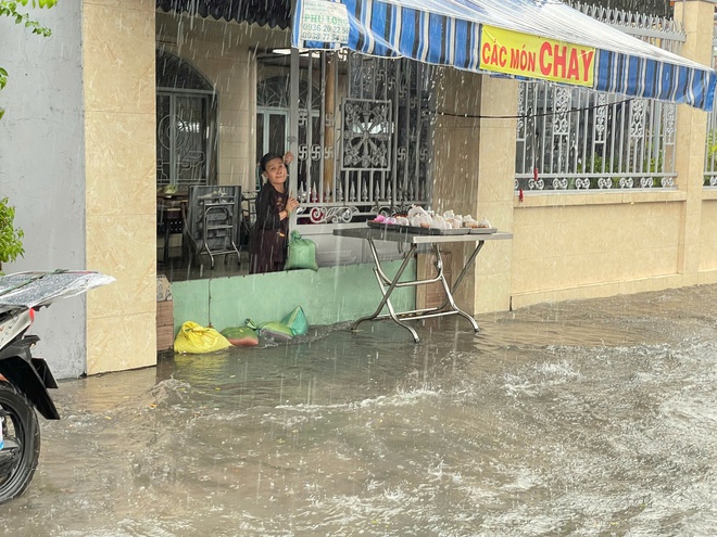 TP HCM mưa lớn kéo dài, người dân vất vả vì nhiều nơi ngập sâu- Ảnh 7. TP HCM mưa lớn kéo dài, người dân vất vả vì nhiều nơi ngập sâu- Ảnh 7.