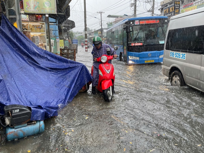 TP HCM mưa lớn kéo dài, người dân vất vả vì nhiều nơi ngập sâu- Ảnh 9. TP HCM mưa lớn kéo dài, người dân vất vả vì nhiều nơi ngập sâu- Ảnh 9.