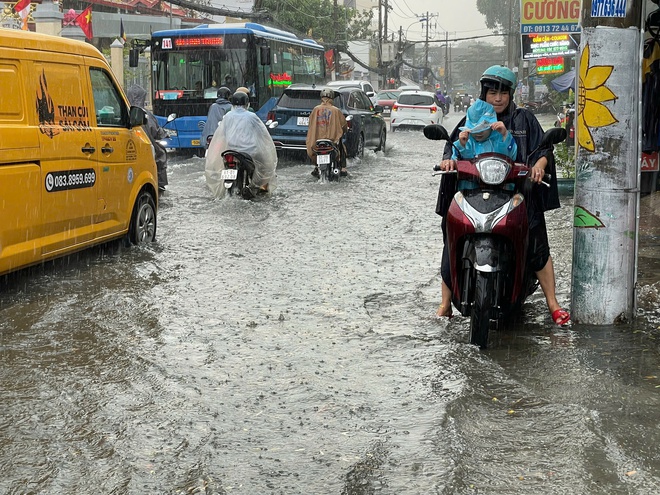 TP HCM mưa lớn kéo dài, người dân vất vả vì nhiều nơi ngập sâu- Ảnh 10. TP HCM mưa lớn kéo dài, người dân vất vả vì nhiều nơi ngập sâu- Ảnh 10.
