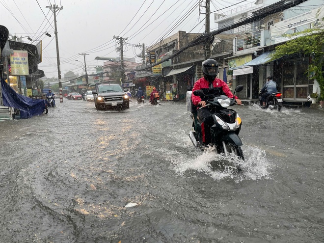 TP HCM mưa lớn kéo dài, người dân vất vả vì nhiều nơi ngập sâu- Ảnh 13. TP HCM mưa lớn kéo dài, người dân vất vả vì nhiều nơi ngập sâu- Ảnh 13.