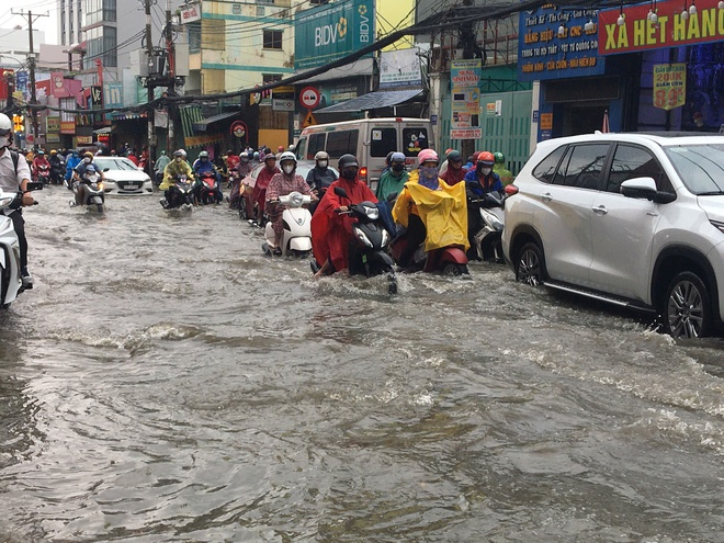 TP HCM mưa lớn kéo dài, người dân vất vả vì nhiều nơi ngập sâu- Ảnh 4. TP HCM mưa lớn kéo dài, người dân vất vả vì nhiều nơi ngập sâu- Ảnh 4.
