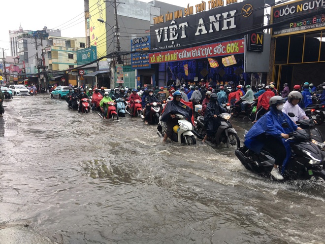 TP HCM mưa lớn kéo dài, người dân vất vả vì nhiều nơi ngập sâu- Ảnh 3. TP HCM mưa lớn kéo dài, người dân vất vả vì nhiều nơi ngập sâu- Ảnh 3.