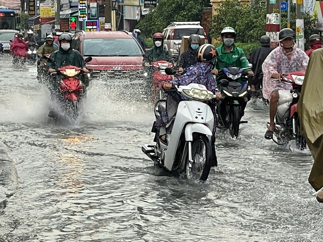 TP HCM mưa lớn kéo dài, người dân vất vả vì nhiều nơi ngập sâu- Ảnh 8. TP HCM mưa lớn kéo dài, người dân vất vả vì nhiều nơi ngập sâu- Ảnh 8.