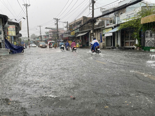 TP HCM mưa lớn kéo dài, người dân vất vả vì nhiều nơi ngập sâu- Ảnh 12. TP HCM mưa lớn kéo dài, người dân vất vả vì nhiều nơi ngập sâu- Ảnh 12.