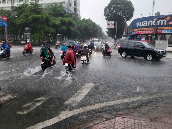 TP HCM mưa lớn kéo dài, người dân vất vả vì nhiều nơi ngập sâu- Ảnh 15. TP HCM mưa lớn kéo dài, người dân vất vả vì nhiều nơi ngập sâu- Ảnh 15.