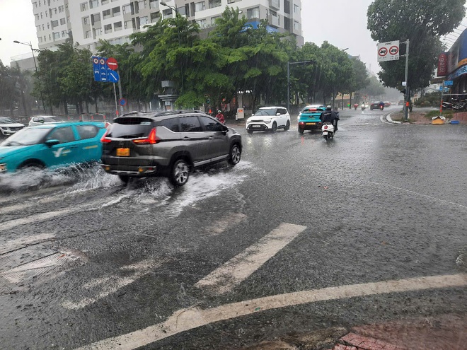 TP HCM mưa lớn kéo dài, người dân vất vả vì nhiều nơi ngập sâu- Ảnh 14. TP HCM mưa lớn kéo dài, người dân vất vả vì nhiều nơi ngập sâu- Ảnh 14.