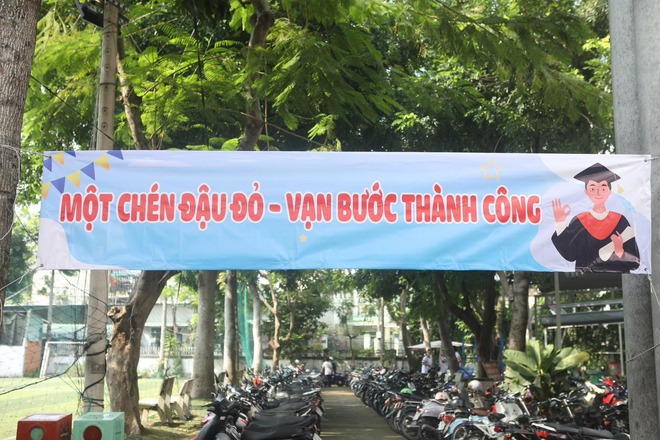 Giấu thầy hiệu trưởng, học sinh tạo bất ngờ vì hành động đáng yêu - Ảnh 7.
