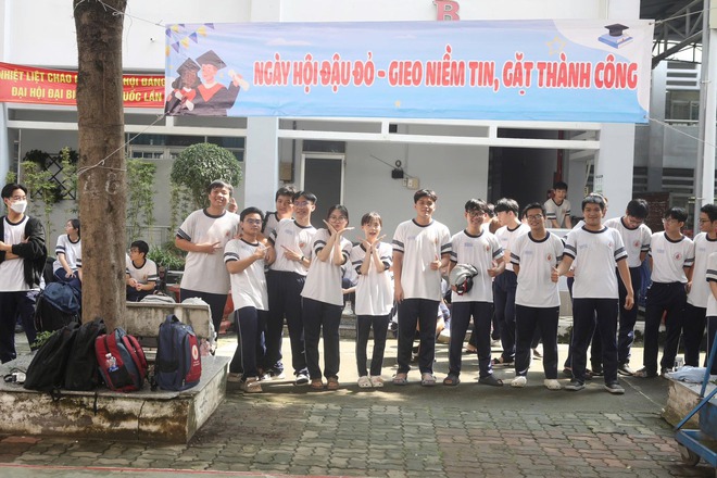 Giấu thầy hiệu trưởng, học sinh tạo bất ngờ vì hành động đáng yêu - Ảnh 8.