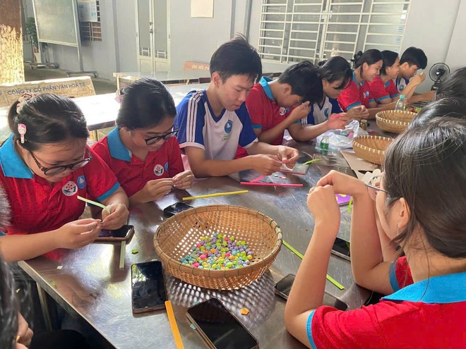 Giấu thầy hiệu trưởng, học sinh tạo bất ngờ vì hành động đáng yêu - Ảnh 3.