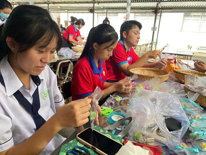 Giấu thầy hiệu trưởng, học sinh tạo bất ngờ vì hành động đáng yêu - Ảnh 2.