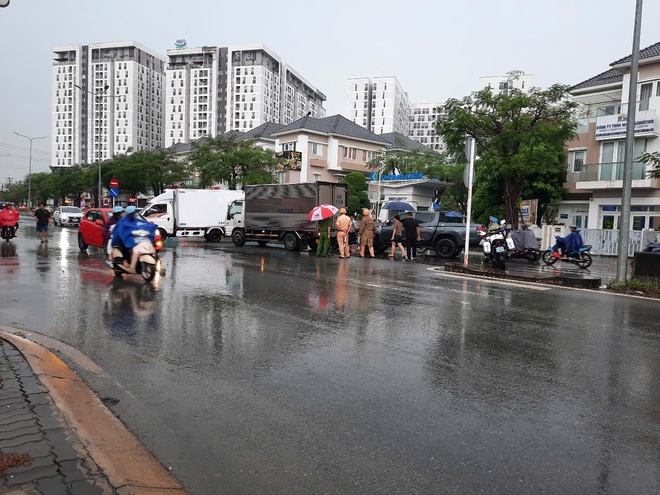 Nỗi vất vả trên nhiều tuyến đường ngập ở TP Thủ Đức- Ảnh 4. Nỗi vất vả trên nhiều tuyến đường ngập ở TP Thủ Đức- Ảnh 4.