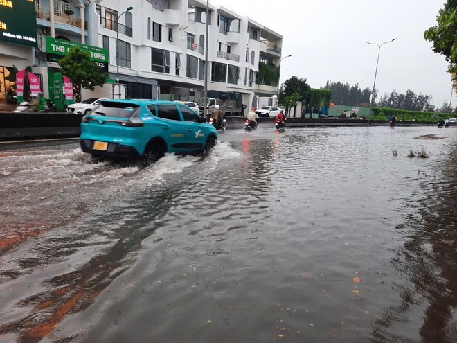 Nỗi vất vả trên nhiều tuyến đường ngập ở TP Thủ Đức- Ảnh 7. Nỗi vất vả trên nhiều tuyến đường ngập ở TP Thủ Đức- Ảnh 7.