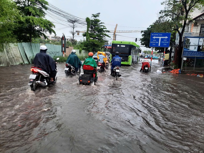 Nỗi vất vả trên nhiều tuyến đường ngập ở TP Thủ Đức- Ảnh 6. Nỗi vất vả trên nhiều tuyến đường ngập ở TP Thủ Đức- Ảnh 6.