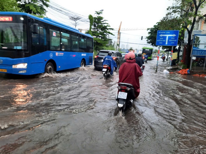 Nỗi vất vả trên nhiều tuyến đường ngập ở TP Thủ Đức- Ảnh 9. Nỗi vất vả trên nhiều tuyến đường ngập ở TP Thủ Đức- Ảnh 9.