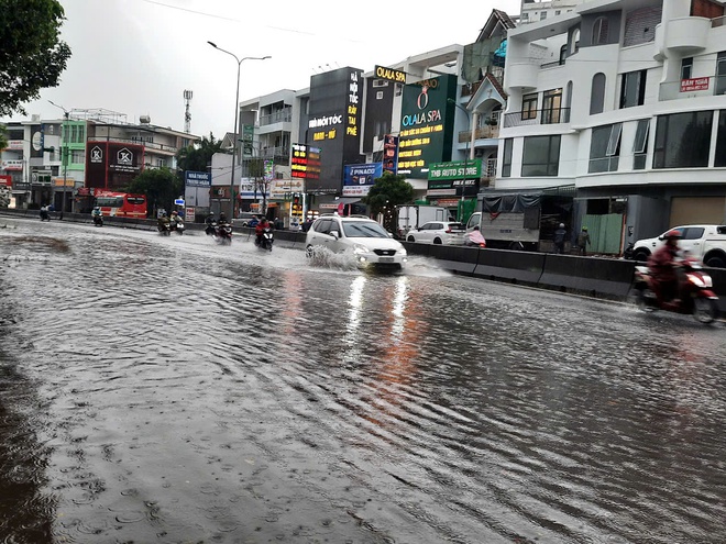 Nỗi vất vả trên nhiều tuyến đường ngập ở TP Thủ Đức- Ảnh 8. Nỗi vất vả trên nhiều tuyến đường ngập ở TP Thủ Đức- Ảnh 8.