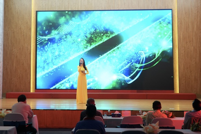 Sôi động Hội thi karaoke "Tiếng hát người làm báo"- Ảnh 5. Sôi động Hội thi karaoke "Tiếng hát người làm báo"- Ảnh 5.