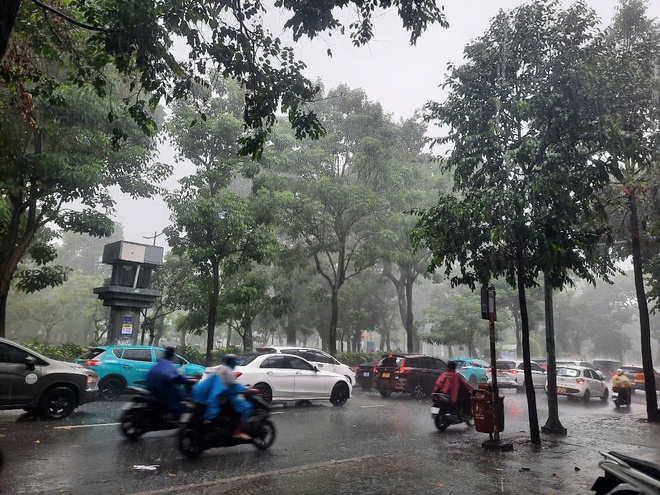 Giữa trưa, mưa lớn bất ngờ trút xuống TP HCM- Ảnh 6. Giữa trưa, mưa lớn bất ngờ trút xuống TP HCM- Ảnh 6.