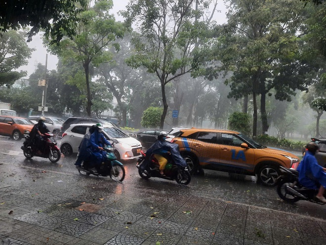 Giữa trưa, mưa lớn bất ngờ trút xuống TP HCM- Ảnh 5. Giữa trưa, mưa lớn bất ngờ trút xuống TP HCM- Ảnh 5.