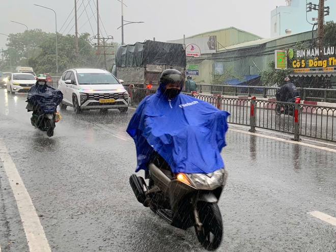 Giữa trưa, mưa lớn bất ngờ trút xuống TP HCM- Ảnh 3. Giữa trưa, mưa lớn bất ngờ trút xuống TP HCM- Ảnh 3.