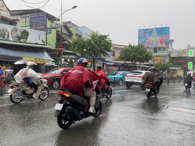 Giữa trưa, mưa lớn bất ngờ trút xuống TP HCM- Ảnh 2. Giữa trưa, mưa lớn bất ngờ trút xuống TP HCM- Ảnh 2.