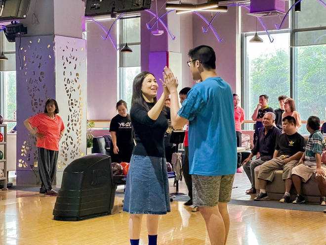 VIDEO: Người khuyết tật chơi bowling thuần thục tại TP HCM- Ảnh 3. VIDEO: Người khuyết tật chơi bowling thuần thục tại TP HCM- Ảnh 3.