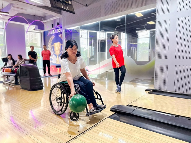 VIDEO: Người khuyết tật chơi bowling thuần thục tại TP HCM- Ảnh 5. VIDEO: Người khuyết tật chơi bowling thuần thục tại TP HCM- Ảnh 5.