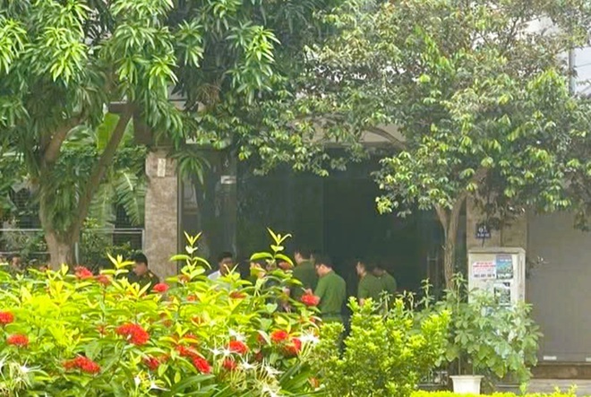 VIDEO: Hàng trăm cảnh sát khám xét nhà trùm giang hồ Vi "ngộ"- Ảnh 9. VIDEO: Hàng trăm cảnh sát khám xét nhà trùm giang hồ Vi "ngộ"- Ảnh 9.