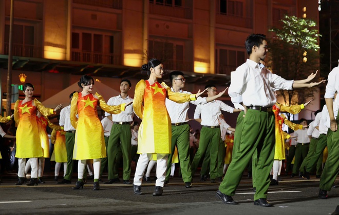 Sôi động đêm nhạc "Vinh quang Công an nhân dân Việt Nam" trên đại lộ Lê Lợi - Ảnh 8.