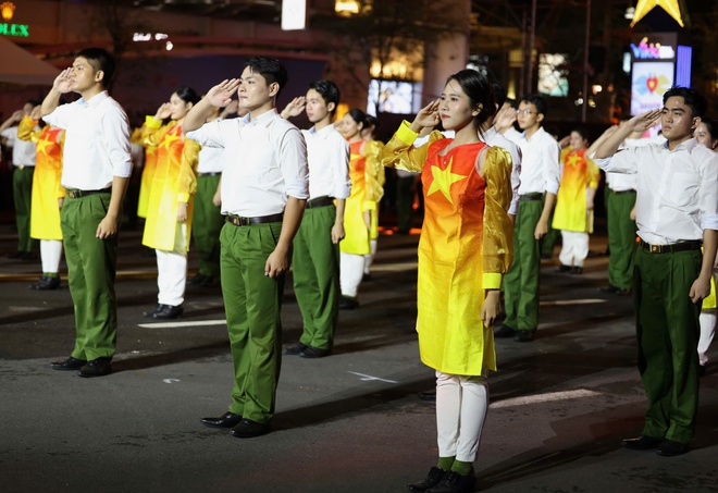 Sôi động đêm nhạc "Vinh quang Công an nhân dân Việt Nam" trên đại lộ Lê Lợi - Ảnh 4.