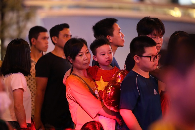 Sôi động đêm nhạc "Vinh quang Công an nhân dân Việt Nam" trên đại lộ Lê Lợi - Ảnh 14.