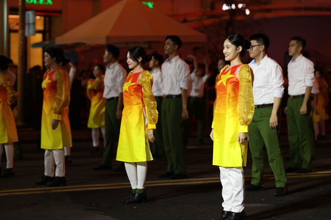 Sôi động đêm nhạc "Vinh quang Công an nhân dân Việt Nam" trên đại lộ Lê Lợi - Ảnh 7.