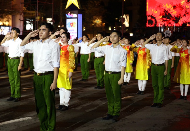 Sôi động đêm nhạc "Vinh quang Công an nhân dân Việt Nam" trên đại lộ Lê Lợi - Ảnh 3.