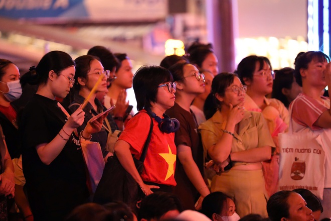 Sôi động đêm nhạc "Vinh quang Công an nhân dân Việt Nam" trên đại lộ Lê Lợi - Ảnh 11.