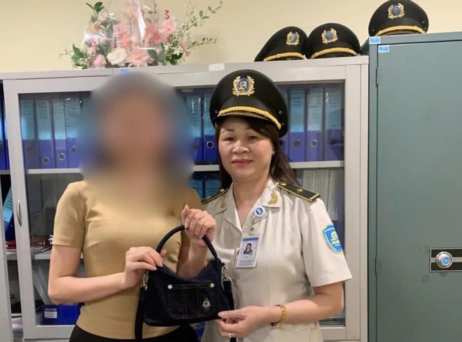 Về đến nhà, cô gái mới biết mình quên chiếc túi quan trọng ở sân bay - Ảnh 2.