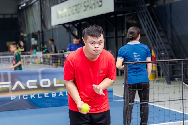 VIDEO: Ấm áp lớp học pickleball miễn phí cho trẻ tự kỷ, khuyết tật trí tuệ- Ảnh 4. VIDEO: Ấm áp lớp học pickleball miễn phí cho trẻ tự kỷ, khuyết tật trí tuệ- Ảnh 4.
