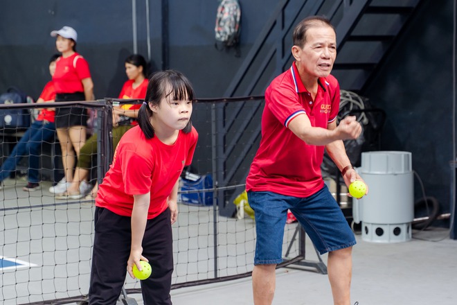 VIDEO: Ấm áp lớp học pickleball miễn phí cho trẻ tự kỷ, khuyết tật trí tuệ- Ảnh 5. VIDEO: Ấm áp lớp học pickleball miễn phí cho trẻ tự kỷ, khuyết tật trí tuệ- Ảnh 5.