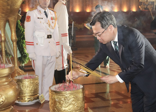 Lãnh đạo TP HCM dâng hoa, dâng hương tưởng niệm các Anh hùng liệt sĩ- Ảnh 2. Lãnh đạo TP HCM dâng hoa, dâng hương tưởng niệm các Anh hùng liệt sĩ- Ảnh 2.