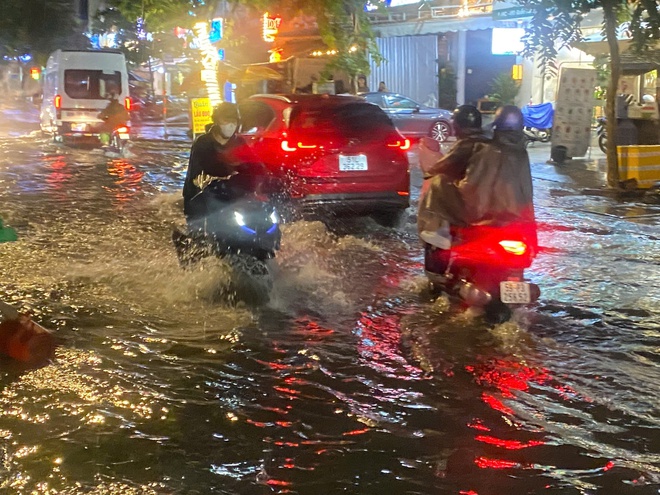 Cận cảnh ngập ở một số tuyến đường tại TP HCM , Người dân tất bật dọn dẹp sau cơn mưa lớn - Ảnh 6. Cận cảnh ngập ở một số tuyến đường tại TP HCM , Người dân tất bật dọn dẹp sau cơn mưa lớn - Ảnh 6.